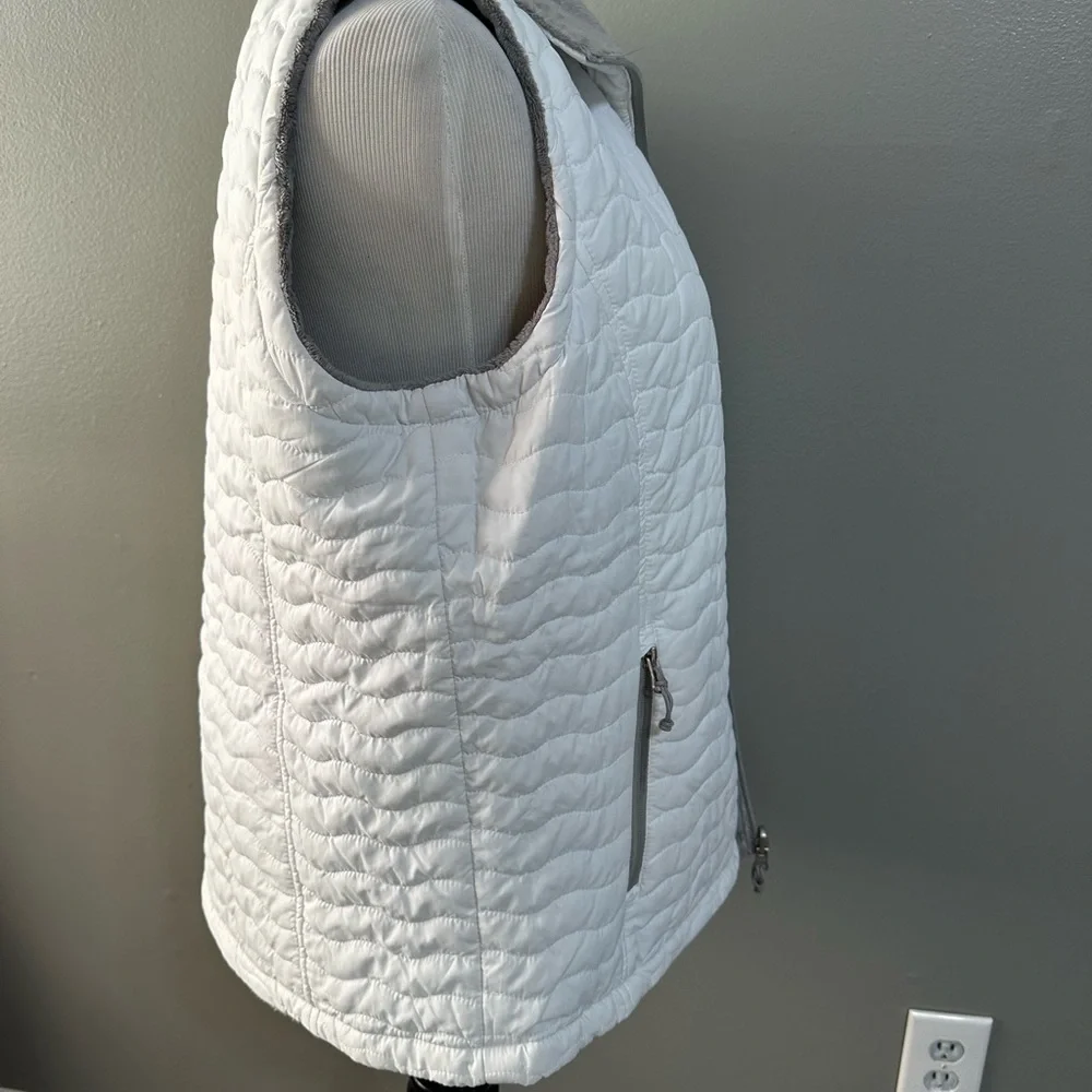 Free country women’s size large reversible,‎ puffer vest white, and gray color